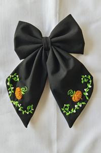 Noeuds brodés de grande taille sur mesure fabriqués sur des tissus en lin, idéaux pour la revente par le designer d'accessoires pour cheveux - Product Image 2