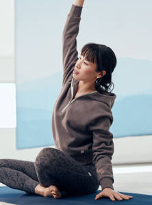 Chándal con capucha y cuello con cremallera y técnica de teñido liso de longitud larga para comodidad y estilo en la restauración del logotipo de la temporada de invierno - Product Image 4