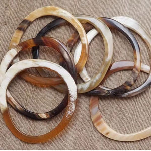 Brazaletes y Pulseras de Cuerno Genuino en Elegante Tono Natural, Joyería Ligera y Duradera - Product Image 1