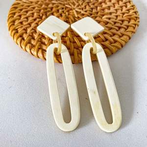 Boucles d'oreilles en corne de bœuf polies à la main, brillance naturelle, fabricant et fournisseur d'Inde, pour les événements de fête et de mode - Product Image 5