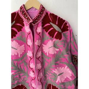 Veste d'hiver en velours Suzani brodée à la main Veste courte Suzani pour femmes Veste matelassée courte taille libre - Product Image 2