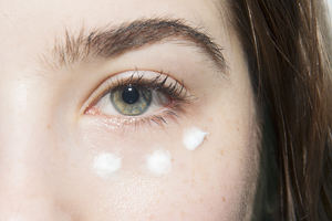 Crème pour les yeux en gel d'algues marines biologique végétalienne à étiquette privée, vitamine B3, acide hyaluronique, niacinamide pour les rides, les cernes et les poches - Product Image 3