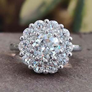 Anillo de Compromiso y Boda de Plata de Ley 925 con Diamante Cultivado en Laboratorio de Corte Europeo para Mujer - Product Image 1