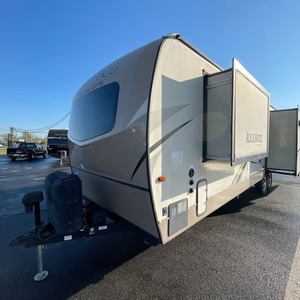 รถบ้านมือสองสภาพดีเยี่ยม ปี 2018 รุ่น Forest River Rockwood Ultra Lite 2906WS สำหรับขาย เหมาะสำหรับการตั้งแคมป์ - Product Image 1