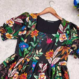 Impresionante Vestido corto negro de algodón con estampado floral de tres niveles para fiestas de verano - Product Image 2