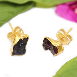 Pendientes de tuerca de granate galvanizado de oro joyería de piedra natal para enero - Product Image 3