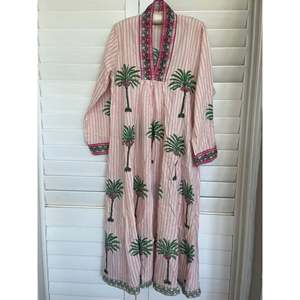 Kaftan de plage marocain rose à motifs palmiers, paréo de bain - Product Image 1