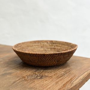 Bol en rotin écologique fabriqué à partir de matériaux durables, idéal pour le rangement de la cuisine rustique ou comme centre de table élégant - Product Image 2