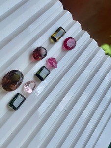 Lote de Turmalina Natural de 1094.40 Quilates, Multicolor, Corte Trillón, Facetada, Paquete de 8 Piezas, Gemas Mehrajudin para Joyería - Product Image 4