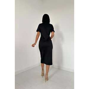 Robe fourreau noire à col roulé, silhouette confortable, vente en gros - Product Image 5