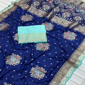 Sari de Seda Dola VASTRA COTTAGE con Bordado Meenakari Zari en el Cuerpo, Pallu con Bordado de Cordones y Lentejuelas, y Blusa en Contraste - Product Image 3