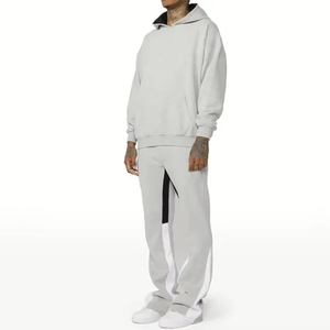 Ensemble unisexe personnalisé avec logo imprimé, sweat à capuche respirant et pantalon évasé, gris clair avec détails contrastants, style streetwear - Product Image 2