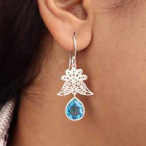 Boucles d'oreilles clous en argent sterling plaqué or avec topaze bleue, bijoux bleus uniques, pierre de naissance de décembre, cadeau d'anniversaire - Product Image 6