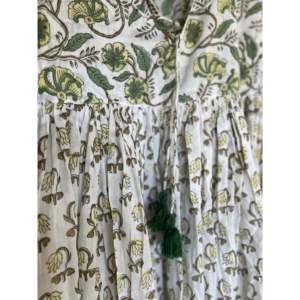 Top Estilo Bohemio con Estampado Floral en Verde Jardín para la Temporada de Primavera - Product Image 3