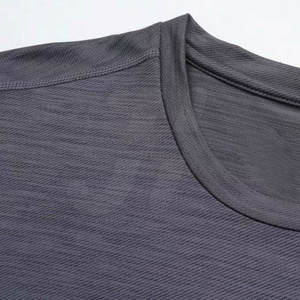 เสื้อยืดออกกำลังกายแขนยาวผู้ชายสไตล์ไฮสตรีทขายดี ระบายอากาศได้ดี น้ำหนัก 220 กรัม รับสกรีนโลโก้แบบมืออาชีพ ลายเรียบ - Product Image 3