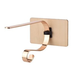 Soporte de calcetín dorado de metal en diseño elegante con función de nombre personalizado perfecto para decoración navideña y accesorios navideños - Product Image 4