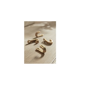 Crochets porte-clés en laiton de qualité supérieure avec des options de montage robustes et idéaux pour les thèmes d'intérieur vintage, classiques ou rustiques - Product Image 1