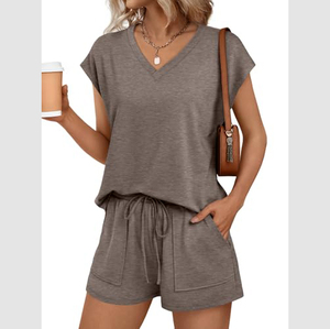 Fabricantes y exportadores ODM de ropa con cuello en V, conjunto de verano personalizado de dos piezas para mujer, camisa lisa de poliéster. - Product Image 1