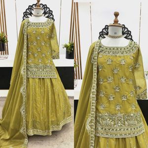 Ensemble Lehenga brodé en georgette étoilée avec tenue traditionnelle élégante Dupatta pour les fêtes et les mariages - Product Image 6