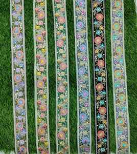 Lacets brodés à la machine sur mesure en motifs floraux et en huit couleurs pour les robes de mariée en largeur de 1.5 pouces pour la revente. - Product Image 3