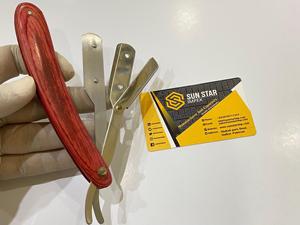 Maquinilla de afeitar manual profesional para hombre de alta calidad con mango de madera roja y hoja de acero inoxidable para barberías - Product Image 2