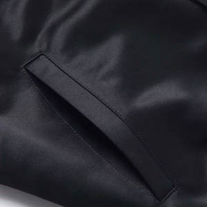 Venta al por mayor de los hombres de satén Varsity chaqueta de invierno con rayas acanaladas dobladillo estilo universitario de béisbol de alta calidad de los hombres de satén Varsity chaqueta - Product Image 4