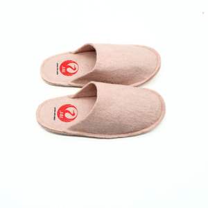 รองเท้าแตะทำมือสีชมพู  รองเท้าแตะขนสัตว์ทำมือ  รองเท้าแตะขนสัตว์คุณภาพพรีเมียม ให้ความอบอุ่นและสบายเท้า - Product Image 2