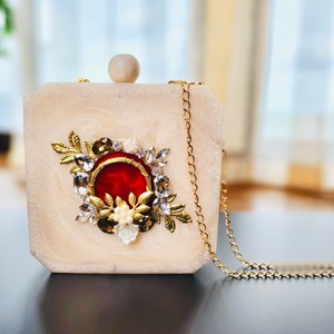 Pochette pour femme faite à la main en résine, mode, ouverture magnétique, doublure en coton, bouton en strass, perles, chaîne de perles, taille personnalisée - Product Image 2