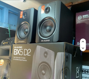 Enceintes de studio originales NEUVES disponibles à prix réduit - Product Image 1