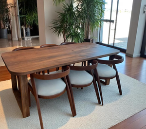 Table à manger carrée de style européen moderne, finition noyer, bois de manguier massif avec piédestal en bois, un élément de décoration métallique élégant - Product Image 4