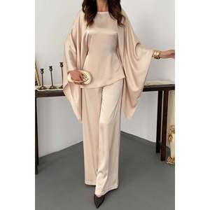 Traje con Capa Beige - Beige - Product Image 4