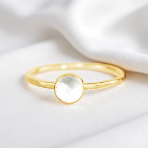 Anillo de piedras preciosas de cuarzo de cristal facetado redondo con banda martillada Vermeil de Plata de Ley 925, joyería fina a granel al por mayor - Product Image 1