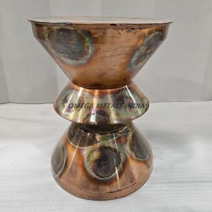 Ensemble de tables d'appoint en spirale dorées vintage chic avec dessus texturés uniques, parfaites pour les intérieurs modernes et élégants - Product Image 6