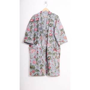 ชุดคลุมอาบน้ำคิโมโนผ้าฝ้ายคอวีสไตล์โบฮีเมียนทำมือจากอินเดีย น้ำหนักเบา เหมาะสำหรับฤดูร้อน พิมพ์ลายบล็อก ปิดด้วยเชือกผูก ระบายอากาศได้ดี เนื้อผ้านุ่ม สวมใส่สบาย - Product Image 3