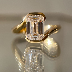 Bague solitaire en or massif 10 carats, taille émeraude, diamant cultivé en laboratoire, bague torsadée moderne, parfaite pour bague de fiançailles ou de mariage - Product Image 1