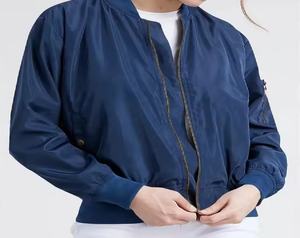 Nueva llegada moda invierno bombardero liso manga larga cálido transpirable diseño Popular poliéster exterior seda satén mujer chaqueta - Product Image 3