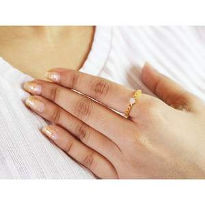 Bague de fiançailles délicate en or jaune massif 18 ct avec diamant véritable pour elle - Product Image 1