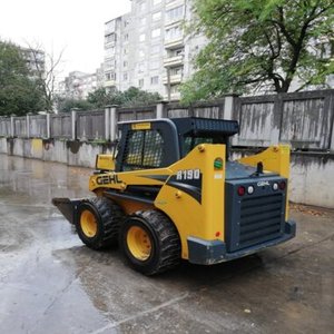 Cargadora compacta usada Gehl R190 de 2 toneladas con bomba hidráulica Denison, año 2001, origen EE. UU., probada e inspeccionada, en venta. - Product Image 1