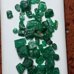 Gema Brillante, Cristal de Esmeralda Natural con Corte Hexagonal, 66.2 Quilates |   Esmeralda Verde en Bruto |   Valle de Swat, Pakistán |   Joyas de Colección - Product Image 4