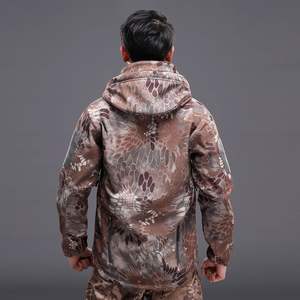 Chaqueta de invierno de camuflaje impermeable Softshell transpirable para hombre personalizada, para pesca, caza, resistente a la intemperie, con estampado de forro polar - Product Image 2