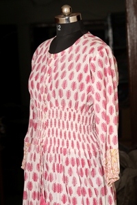 เดรสยาวผ้าคอตตอนพิมพ์ลายแนววินเทจเป็นมิตรต่อสิ่งแวดล้อมสำหรับฤดูร้อนสีขาวและชมพูขนาดใหญ่พิเศษ - Product Image 4