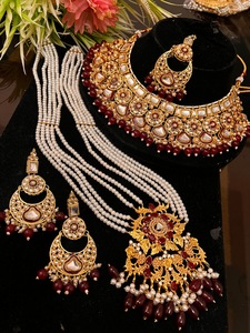 Bijoux de mariée en or de qualité supérieure avec pierre Kundan et combinaison traditionnelle rouge-vert-blanc - Product Image 4