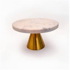 Base de Metal Decorativa para Tartas con Patrones Intrincados que Añaden Sofisticación, para Postres en el Hogar, Cocina y Eventos Formales, Elegante - Product Image 2