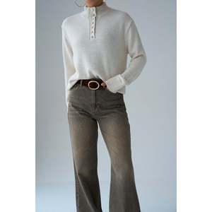 Suéter Beige de Cuello Alto y Manga Larga - Product Image 3