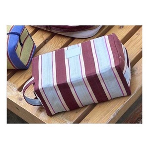 Etiquette avec logo personnalisé Trousse de maquillage à fermeture éclair en nylon recyclé rayé de qualité supérieure Trousse de beauté cosmétique à la mode - Product Image 1