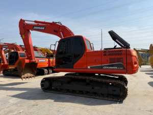 Excavatrice sur chenilles d'occasion Doosan DX250 modèle 2023, faible nombre d'heures, excellent état, moteur, engrenage, roulement à vendre - Product Image 2