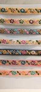 Tissu de dentelle brodé floral coloré exquis avec des détails complexes pour des projets de mode et de décoration intérieure élégants - Product Image 5