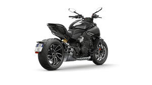 Motocicleta Deportiva de Carreras Ducati Diavel V4 2025 Pre-Matriculada 1,158cc Enfriada por Líquido 6 Velocidades Gasolina - Product Image 3