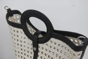 Venta al por mayor de bolso de playa de PVC minimalista natural con asas de anillo nuevo estilo regalo de belleza para las mujeres de moda diseño de Vietnam - Product Image 2
