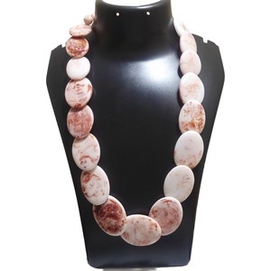 Venta al por mayor de joyería de resina de primera calidad verde marrón ovalado Collar para mujer Collar corto de resina nueva llegada joyería atrevida para la venta - Product Image 1